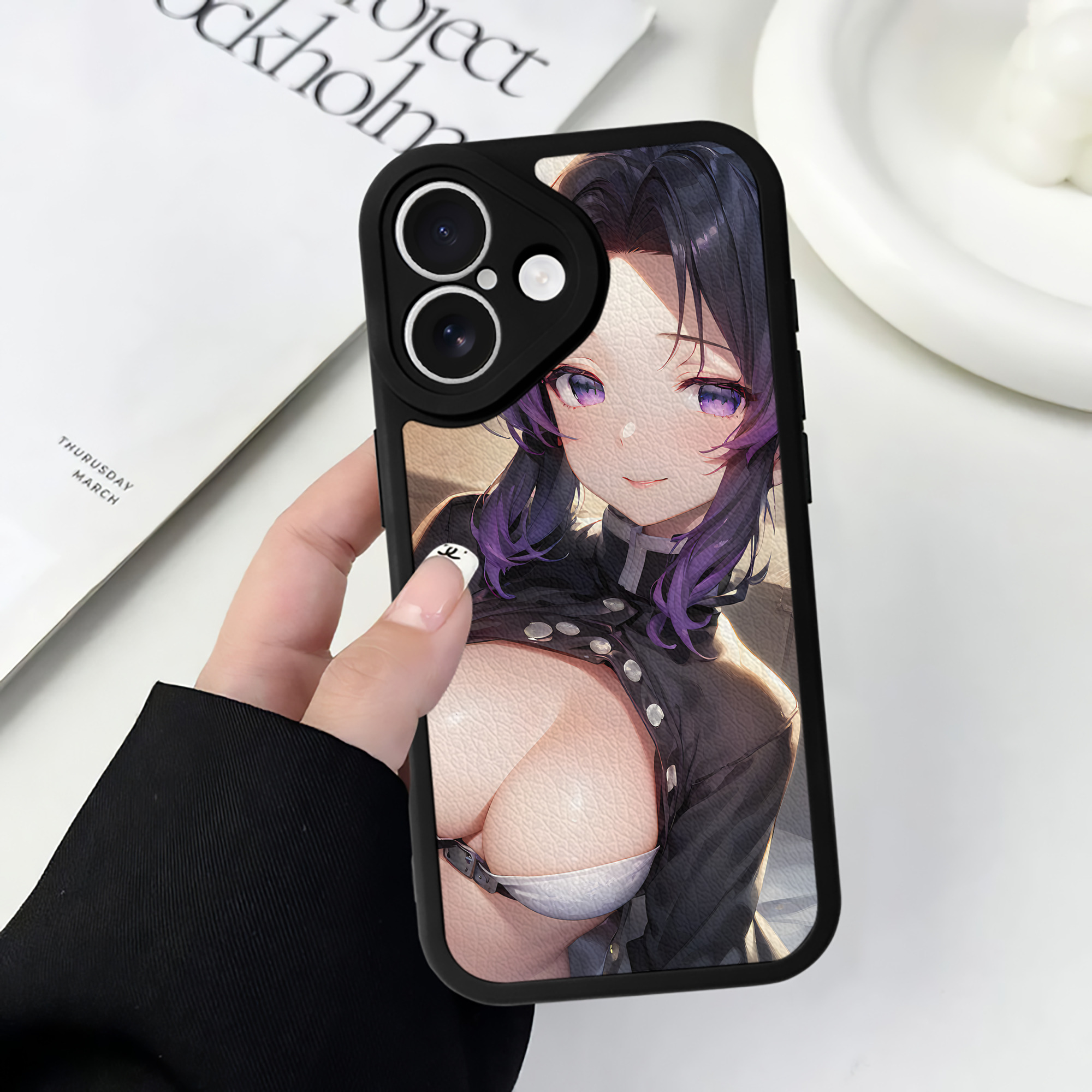 （画像用） 鬼滅の刃（きめつのやいば）蟲柱-胡蝶 しのぶ／こちょう しのぶ Kochou Shinobu 【iPhone 16シリーズ対応】シリコンスマホケース（レザー調） 材質：シリコン